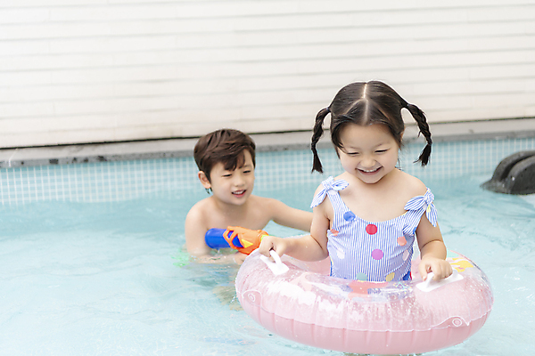 포토 JPG 주간 여자 남자 수영복 딸 행복 아들 어린이 가족 물놀이 가족여행 야외수영장 수영장 남매 미소 들기 소녀 소년 상반신 야외 두명 앞모습 여름휴가 바캉스 한국인 잡기 가족라이프 즐거움 튜브 물총 어린이만 국내포토 자연요소 라이프스타일 옷 감정 뷰포인트 여행 관계 모션 놀이 휴가 표정 사람 동양인 파일형식 여름_계절