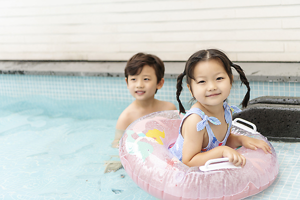 포토 JPG 주간 응시 여자 남자 수영복 딸 행복 아들 어린이 가족 물놀이 가족여행 야외수영장 수영장 남매 미소 소녀 소년 상반신 야외 두명 앞모습 옆모습 여름휴가 바캉스 한국인 가족라이프 즐거움 튜브 어린이만 국내포토 자연요소 라이프스타일 시선 옷 감정 뷰포인트 여행 관계 놀이 휴가 표정 사람 동양인 파일형식 여름_계절