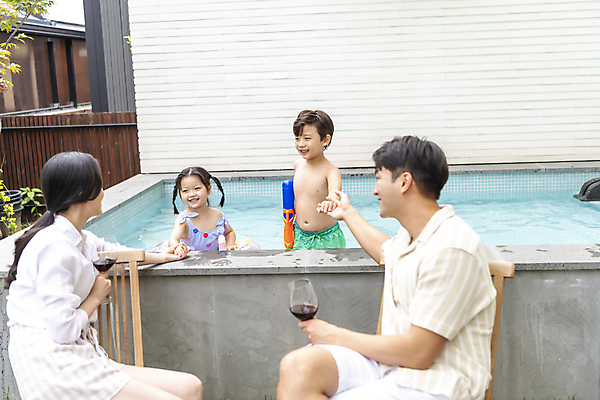 포토 JPG 주간 응시 여자 남자 수영복 딸 행복 아들 어린이 와인잔 의자 가족 물놀이 엄마 가족여행 야외수영장 남매 미소 들기 앉기 소녀 소년 여러명 상반신 성인 야외 앞모습 옆모습 뒷모습 30대 와인 손잡기 한국인 가족라이프 아빠 즐거움 국내포토 자연요소 라이프스타일 시선 옷 감정 뷰포인트 여행 가구 다수 술잔 관계 모션 놀이 주류 수영장 표정 사람 동양인 장년 파일형식