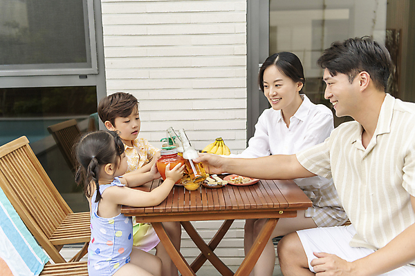 포토 JPG 주간 응시 여자 남자 수영복 딸 행복 아들 어린이 의자 가족 물놀이 식탁 엄마 디저트 가족여행 병맥주 바나나 남매 미소 들기 앉기 소녀 소년 여러명 상반신 성인 야외 옆모습 30대 여름휴가 바캉스 주스 한국인 가족라이프 아빠 즐거움 건배 맥주병 국내포토 자연요소 라이프스타일 시선 옷 감정 음료 음식 뷰포인트 여행 가구 다수 과일 관계 모션 놀이 탁자 술병 휴가 맥주 표정 사람 동양인 장년 파일형식 여름_계절