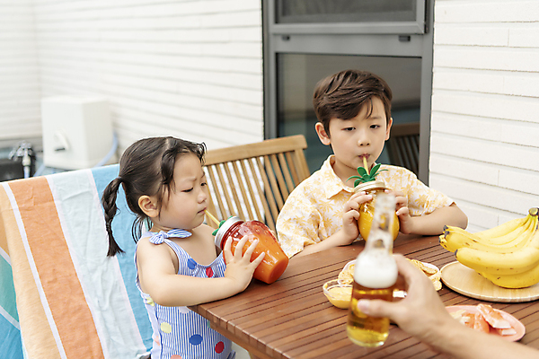 포토 JPG 주간 손 여자 남자 수영복 딸 행복 아들 어린이 의자 가족 물놀이 식탁 디저트 가족여행 병맥주 바나나 남매 들기 소녀 소년 상반신 야외 두명 앞모습 옆모습 신체부위 여름휴가 바캉스 주스 한국인 마시기 가족라이프 즐거움 맥주병 어린이만 국내포토 자연요소 라이프스타일 옷 감정 음료 음식 뷰포인트 여행 가구 과일 관계 모션 놀이 탁자 술병 휴가 맥주 사람 동양인 파일형식 여름_계절