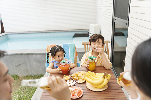 포토 JPG 주간 응시 여자 남자 수영복 딸 행복 아들 어린이 의자 가족 물놀이 식탁 엄마 디저트 가족여행 병맥주 바나나 남매 미소 소녀 소년 여러명 상반신 성인 야외 앞모습 뒷모습 30대 주스 한국인 마시기 잡기 가족라이프 아빠 즐거움 맥주병 나초 맛살 국내포토 자연요소 라이프스타일 시선 옷 감정 음료 음식 뷰포인트 여행 가구 다수 과일 관계 모션 놀이 탁자 술병 맥주 표정 사람 동양인 장년 파일형식