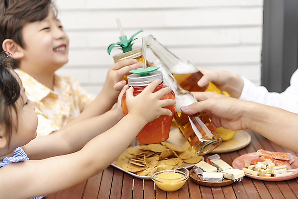 포토 JPG 주간 손 여자 남자 딸 행복 아들 어린이 가족 물놀이 식탁 디저트 가족여행 병맥주 남매 미소 들기 소녀 근접촬영 소년 상반신 야외 두명 옆모습 신체부위 여름휴가 바캉스 주스 한국인 가족라이프 즐거움 나초 어린이만 국내포토 자연요소 라이프스타일 감정 음료 음식 뷰포인트 여행 관계 모션 놀이 탁자 휴가 맥주 표정 사람 동양인 파일형식 여름_계절