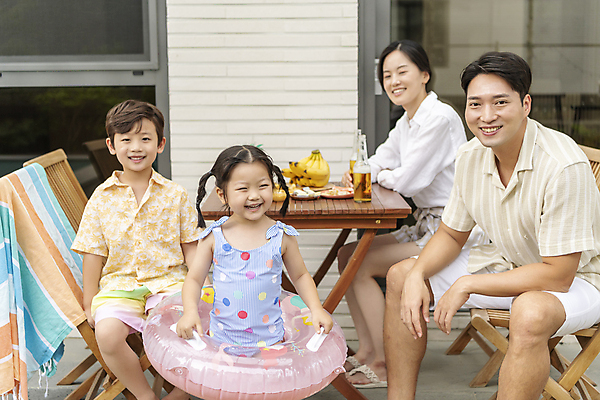 포토 JPG 주간 전신 응시 여자 남자 수영복 딸 행복 아들 어린이 의자 가족 물놀이 식탁 엄마 디저트 가족여행 병맥주 바나나 남매 미소 앉기 소녀 소년 여러명 상반신 성인 야외 앞모습 옆모습 30대 한국인 가족라이프 아빠 즐거움 튜브 국내포토 자연요소 라이프스타일 시선 옷 감정 음식 뷰포인트 여행 가구 다수 과일 관계 모션 놀이 탁자 맥주 표정 사람 동양인 장년 파일형식