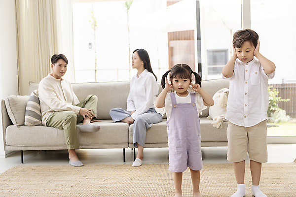 포토 JPG 전신 응시 여자 남자 딸 아들 어린이 거실 창문 가족 엄마 실내 남매 서기 앉기 소녀 소년 여러명 성인 앞모습 옆모습 30대 소파 한국인 가족라이프 아빠 귀막기 부부싸움 불화 속상함 어린이우울증 국내포토 라이프스타일 부부 시선 감정 뷰포인트 다수 의자 관계 모션 사람 동양인 손짓 내부 장년 싸움 우울증 파일형식
