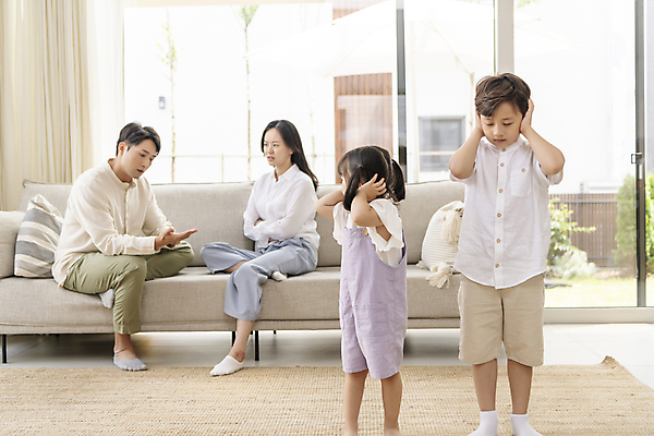 포토 JPG 전신 응시 여자 남자 딸 아들 어린이 거실 창문 가족 엄마 실내 고개숙이기 남매 서기 앉기 소녀 소년 여러명 성인 앞모습 옆모습 30대 소파 팔짱 한국인 가족라이프 뒤돌아보기 아빠 귀막기 부부싸움 불화 속상함 어린이우울증 국내포토 라이프스타일 부부 시선 감정 뷰포인트 다수 의자 관계 모션 숙이기 사람 동양인 손짓 내부 장년 싸움 우울증 파일형식