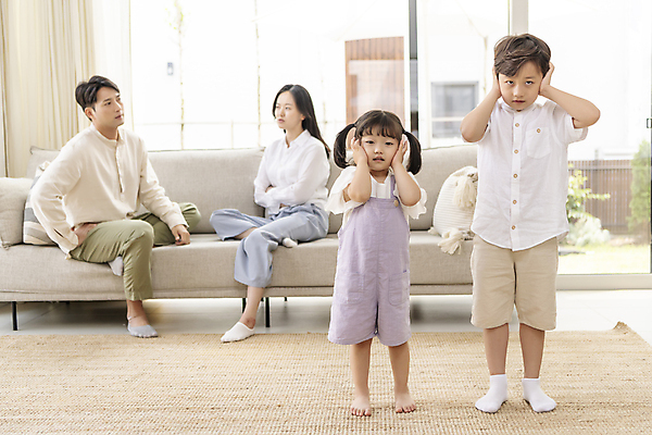 포토 JPG 전신 응시 여자 남자 딸 아들 어린이 허리손 거실 창문 가족 엄마 실내 남매 서기 앉기 소녀 소년 여러명 성인 앞모습 30대 소파 팔짱 한국인 가족라이프 아빠 귀막기 부부싸움 불화 속상함 어린이우울증 국내포토 라이프스타일 부부 시선 감정 뷰포인트 포즈 다수 의자 관계 모션 사람 동양인 손짓 내부 장년 싸움 우울증 파일형식