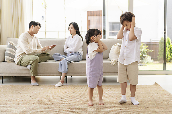 포토 JPG 전신 응시 여자 남자 딸 아들 어린이 거실 창문 가족 엄마 실내 남매 서기 앉기 소녀 소년 여러명 성인 옆모습 30대 소파 마주보기 팔짱 한국인 가족라이프 아빠 귀막기 부부싸움 불화 속상함 어린이우울증 국내포토 라이프스타일 부부 시선 감정 뷰포인트 다수 의자 관계 모션 사람 동양인 손짓 내부 장년 싸움 우울증 파일형식