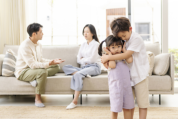 포토 JPG 전신 응시 여자 남자 딸 아들 어린이 거실 창문 가족 포옹 엄마 실내 남매 서기 앉기 손짓 소녀 소년 여러명 상반신 성인 앞모습 옆모습 30대 소파 팔짱 한국인 가족라이프 아빠 귀막기 부부싸움 불화 속상함 어린이우울증 국내포토 라이프스타일 부부 시선 감정 뷰포인트 다수 의자 관계 안기 모션 사람 동양인 내부 장년 싸움 우울증 파일형식