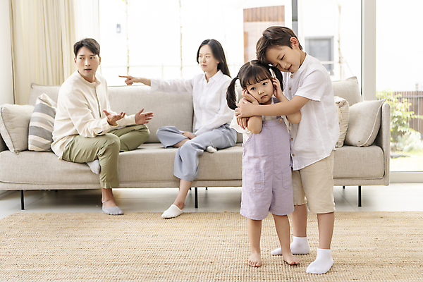 포토 JPG 전신 응시 여자 남자 딸 아들 어린이 거실 창문 가족 포옹 엄마 실내 서기 앉기 손짓 소녀 소년 여러명 성인 앞모습 옆모습 30대 소파 한국인 가리킴 가족라이프 아빠 귀막기 부부싸움 불화 속상함 어린이우울증 국내포토 라이프스타일 부부 시선 감정 뷰포인트 다수 의자 관계 안기 모션 사람 동양인 내부 장년 싸움 우울증 파일형식