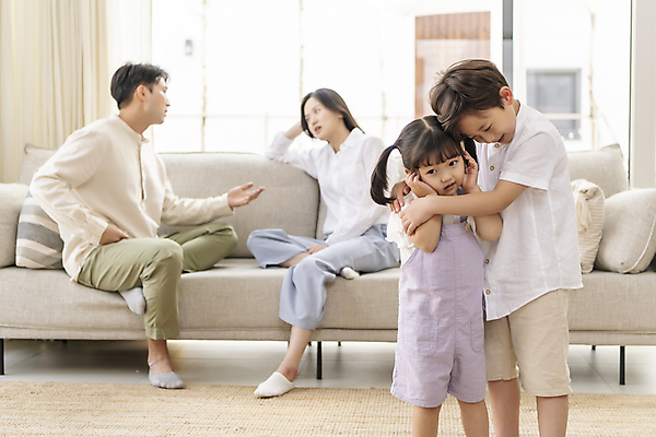 포토 JPG 전신 응시 여자 남자 딸 아들 어린이 거실 창문 가족 포옹 엄마 실내 남매 서기 앉기 손짓 소녀 소년 여러명 상반신 성인 앞모습 옆모습 30대 소파 한국인 가족라이프 아빠 귀막기 부부싸움 불화 속상함 어린이우울증 국내포토 라이프스타일 부부 시선 감정 뷰포인트 다수 의자 관계 안기 모션 사람 동양인 내부 장년 싸움 우울증 파일형식