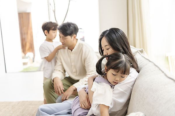 포토 JPG 여자 남자 딸 아들 어린이 거실 가족 안기 엄마 실내 남매 앉기 소녀 소년 여러명 상반신 성인 옆모습 아웃포커스 30대 소파 눈감음 한국인 가족라이프 아빠 부부싸움 위로 불화 어깨에손 속상함 어린이우울증 국내포토 라이프스타일 부부 감정 뷰포인트 다수 의자 관계 모션 촬영기법 사람 동양인 내부 장년 싸움 우울증 파일형식