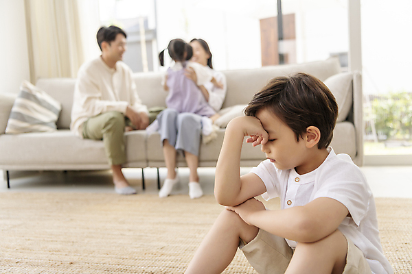 포토 JPG 전신 여자 남자 딸 아들 어린이 거실 가족 엄마 실내 남매 앉기 소녀 소년 여러명 상반신 성인 옆모습 뒷모습 아웃포커스 30대 소파 한국인 가족라이프 아빠 불화 서운함 제외 차별 손짚기 딸바보 속상함 어린이우울증 국내포토 라이프스타일 감정 뷰포인트 다수 의자 관계 모션 촬영기법 사람 동양인 손짓 내부 장년 우울증 파일형식