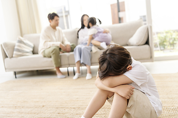 포토 JPG 전신 여자 남자 딸 아들 어린이 거실 가족 엄마 실내 남매 앉기 소녀 소년 여러명 상반신 성인 앞모습 옆모습 뒷모습 아웃포커스 30대 소파 한국인 가족라이프 아빠 웅크림 불화 제외 차별 딸바보 속상함 어린이우울증 국내포토 라이프스타일 감정 뷰포인트 다수 의자 관계 모션 촬영기법 사람 동양인 내부 장년 우울증 파일형식