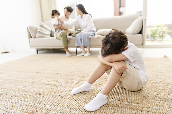 포토 JPG 전신 여자 남자 딸 아들 어린이 거실 가족 안기 엄마 실내 앉기 소녀 소년 여러명 성인 옆모습 30대 소파 한국인 가족라이프 아빠 웅크림 불화 제외 차별 딸바보 속상함 어린이우울증 국내포토 라이프스타일 감정 뷰포인트 다수 의자 관계 모션 사람 동양인 내부 장년 우울증 파일형식