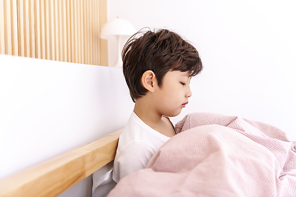 포토 JPG 응시 남자 어린이라이프 아들 어린이 실내 한명 앉기 소년 상반신 옆모습 이불 한국인 침대 불화 서운함 소년한명만 속상함 어린이우울증 PTSD 국내포토 1 라이프스타일 시선 감정 뷰포인트 가구 가족 침구 모션 사람 동양인 내부 질병 우울증 남자한명만 소년만 파일형식