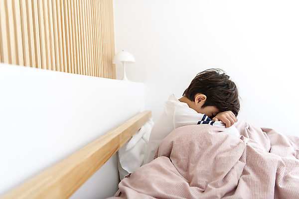 포토 JPG 남자 어린이라이프 아들 어린이 실내 한명 앉기 소년 상반신 옆모습 이불 한국인 침대 웅크림 불화 소년한명만 속상함 어린이우울증 PTSD 국내포토 1 라이프스타일 감정 뷰포인트 가구 가족 침구 모션 사람 동양인 내부 질병 우울증 남자한명만 소년만 파일형식