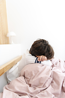 포토 JPG 남자 어린이라이프 아들 어린이 엎드리기 실내 한명 앉기 소년 상반신 옆모습 이불 한국인 침대 불화 소년한명만 속상함 어린이우울증 PTSD 국내포토 1 라이프스타일 감정 뷰포인트 가구 가족 침구 모션 사람 동양인 내부 질병 우울증 남자한명만 소년만 파일형식