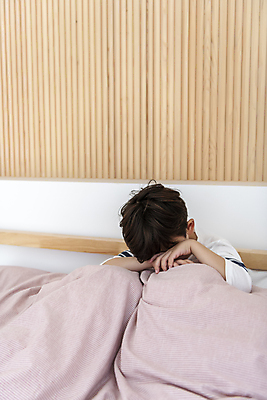 포토 JPG 남자 어린이라이프 아들 어린이 실내 한명 앉기 소년 상반신 앞모습 이불 한국인 침대 울음 웅크림 불화 소년한명만 속상함 어린이우울증 PTSD 국내포토 1 라이프스타일 감정 뷰포인트 가구 가족 침구 모션 표정 사람 동양인 내부 질병 우울증 남자한명만 소년만 파일형식