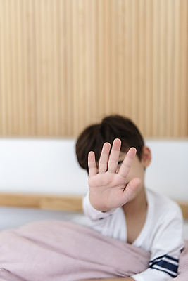 포토 JPG 손 남자 어린이라이프 아들 어린이 실내 손바닥 한명 앉기 근접촬영 소년 상반신 앞모습 아웃포커스 이불 한국인 침대 손내밀기 얼굴가리기 불화 서운함 소년한명만 속상함 어린이우울증 국내포토 1 라이프스타일 감정 뷰포인트 가구 가족 침구 모션 촬영기법 사람 동양인 손짓 내부 신체부위 가림 우울증 남자한명만 소년만 파일형식