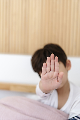 포토 JPG 손 남자 어린이라이프 아들 어린이 실내 손바닥 한명 앉기 근접촬영 소년 상반신 앞모습 아웃포커스 이불 한국인 침대 손내밀기 얼굴가리기 불화 서운함 소년한명만 속상함 어린이우울증 국내포토 1 라이프스타일 감정 뷰포인트 가구 가족 침구 모션 촬영기법 사람 동양인 손짓 내부 신체부위 가림 우울증 남자한명만 소년만 파일형식