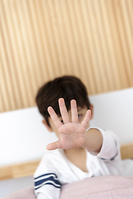 포토 JPG 손 남자 어린이라이프 아들 어린이 실내 손바닥 한명 앉기 근접촬영 소년 상반신 앞모습 아웃포커스 이불 한국인 침대 손내밀기 얼굴가리기 불화 서운함 소년한명만 속상함 어린이우울증 국내포토 1 라이프스타일 감정 뷰포인트 가구 가족 침구 모션 촬영기법 사람 동양인 손짓 내부 신체부위 가림 우울증 남자한명만 소년만 파일형식