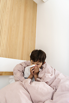 포토 JPG 남자 어린이라이프 아들 어린이 실내 건강 한명 들기 앉기 소년 상반신 앞모습 이불 한국인 침대 화장지 감기 소년한명만 코풀기 국내포토 1 라이프스타일 뷰포인트 가구 가족 침구 모션 사람 동양인 내부 질병 남자한명만 소년만 파일형식