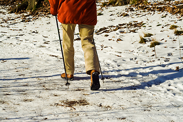 포토 JPG 해외이미지 겨울 건강 사람 취미 사람없음 가로 빨간색 운동 햇빛 태양 갈색 걷기 흰색 보호 오솔길 바둑 해외포토 자연요소 계절 길 컬러 컨셉 모션 놀이 파일형식 이미지허브