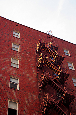 포토 JPG 해외이미지 외관 벽 백그라운드 건축양식 사다리 창문 불 날씨 추상 벽돌 출입구 아파트 주택 안전 사람없음 야외 건물 옆모습 빨간색 계단 금속 고층빌딩 긴급 도시 탈출 철 대도시 단계 대피 복잡 옛날 철책 해외포토 자연요소 건축물 건축 뷰포인트 컬러 컨셉 무늬 재질 빌딩 도구 파일형식 이미지허브