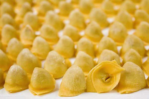 포토 JPG 해외이미지 전통 음식 백그라운드 파스타 건강 사람없음 가로 노란색 주방 계란 식사 저녁식사 이탈리아 신선 지중해 유기농 질감 날것 탄수화물 핸드메이드 토르텔리니 해외포토 웰빙 유럽 바다 컬러 서양음식 알 파일형식 이미지허브