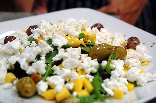 포토 JPG 해외이미지 접시 음식 치즈 사람없음 초록색 검은색 샐러드 흰색 올리브 페타치즈 해외포토 식기 열매 컬러 유제품 파일형식 이미지허브