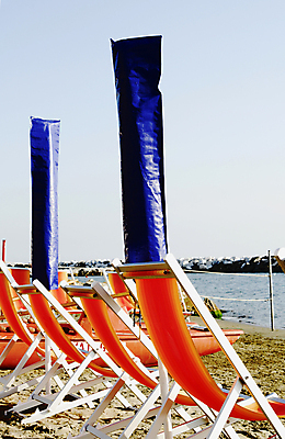 포토 JPG 해외이미지 모래 바다 우산 휴가 휴식 사람없음 물 햇빛 태양 노란색 맑음 편안함 선베드 양산 가림막 안락 해외포토 자연요소 컬러 컨셉 의자 날씨 감각 파일형식 이미지허브