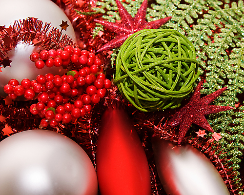 포토 JPG 해외이미지 계절 리본 크리스마스장식 크리스마스 공 사람없음 장식 빨간색 초록색 빛 반사 축제 장식볼 소용돌이 축하 고명 화려 은색 노엘 해외포토 기념일 컬러 컨셉 회오리 파일형식 이미지허브