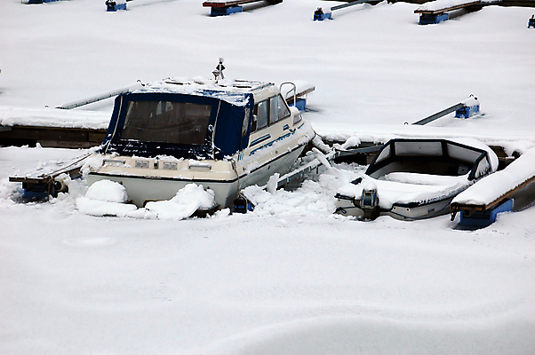 포토 JPG 해외이미지 겨울 창문 노르웨이 사람없음 항구 냉동 얼음 추위 보트 플라스틱 보험 깨짐 비극 해외포토 자연요소 계절 유럽 컨셉 배_교통 교통시설 재질 파일형식 이미지허브