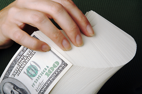 포토 JPG 해외이미지 손 지폐 돈 검은배경 실내 신체부위 금융 경제 달러 잡기 돈다발 외화 100달러 많음 해외포토 백그라운드 컨셉 모션 사람 내부 검은색 재산 파일형식 이미지허브