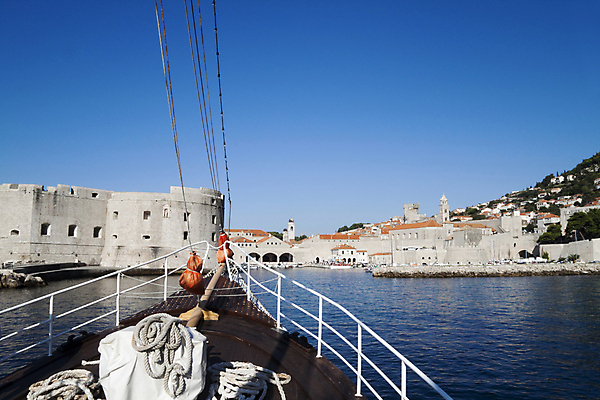 포토 JPG 해외이미지 밧줄 바다 여행 요트 교통시설 하늘 휴가 항해 사람없음 야외 목재 물 파란색 흰색 보트 갑판 활 함선 뱃놀이 해외포토 자연요소 나무 줄 컬러 교통 배_교통 재료 전통놀이 시설 파일형식 이미지허브