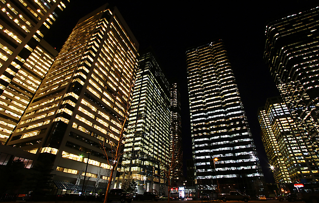 포토 JPG 해외이미지 디자인 공원 선 여행 건축양식 아파트 풍경 사람없음 건물 금융 빛 강 도시풍경 반사 여행객 탑 고층빌딩 미국 어둠 황혼 운전 도시 도심 야간 저녁 묘사 바쁨 대도시 스카이라인 야광 랜드마크 블러 핵심 해외포토 자연요소 건축물 공공시설 건축 북아메리카 모션 주택 사람 빌딩 경제 일몰 파일형식 이미지허브