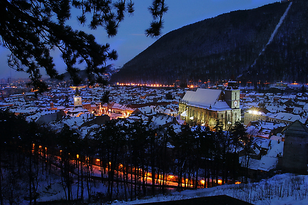 포토 JPG 해외이미지 나무 유럽 겨울 지붕 휴가 전등 산 파노라마 풍경 사람없음 건물 빛 도시풍경 교회 탑 계곡 검은색 어둠 추위 안개 종 도시 성 센터 중세 분위기 야간 저녁 언덕 엽서 방문 타운 동쪽 루마니아 고딕 옛날 점화 트란실바니아 생존 해외포토 자연요소 식물 건축물 계절 나라 컬러 컨셉 종교건축 날씨 조명 촬영기법 역사 편지 방향 파일형식 이미지허브