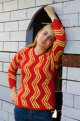 포토 JPG 해외이미지 백인 학생 디자인 옷 포즈 출입구 한명 서기 건물 목재 빨간색 금발 노란색 유행 청바지 뜨개질 스웨터 회전 지그재그 핸드메이드 해외포토 서양인 나무 1 헤어스타일 건축물 컬러 상의 재료 바지 모션 사람 취미 파일형식 이미지허브