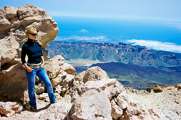 포토 JPG 해외이미지 여자 산 파노라마 한명 서기 풍경 가로 가장자리 정상 화산 절정 혼자 해외포토 1 모션 촬영기법 사람 둘레 파일형식 이미지허브