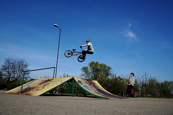 포토 JPG 해외이미지 스포츠 장난 하늘 두명 파란색 친구 자전거 점프 사이클링 해외포토 컬러 관계 모션 사람 바이크 육상스포츠 파일형식 이미지허브