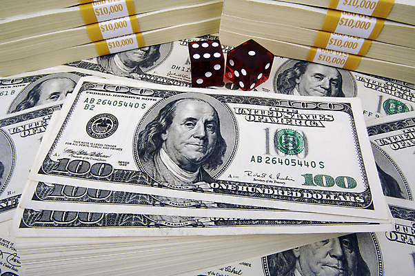 포토 JPG 해외이미지 지폐 돈 실내 사람없음 금융 경제 달러 도박 돈다발 카지노 주사위 외화 100달러 불법 많음 해외포토 컨셉 내부 범죄 재산 파일형식 이미지허브