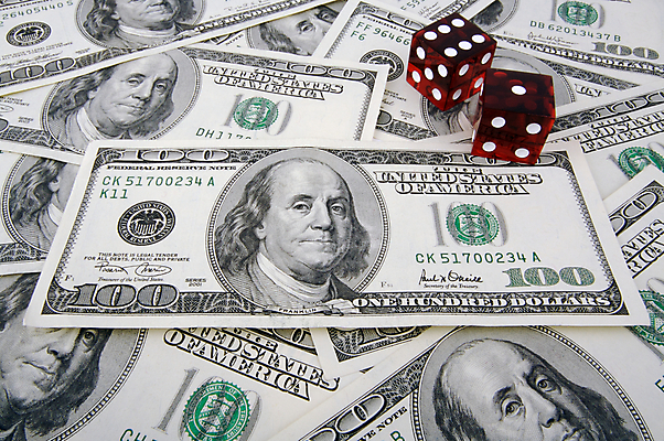 포토 JPG 해외이미지 지폐 돈 실내 사람없음 금융 경제 달러 도박 카지노 주사위 외화 100달러 불법 많음 해외포토 컨셉 내부 범죄 재산 파일형식 이미지허브