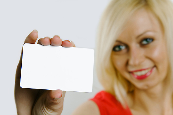 포토 JPG 해외이미지 백인 모델 학생 손 여자 행복 포스터 종이 얼굴 백그라운드 비즈니스 텍스트 한명 서기 미소 사람 빨간색 유행 우주 공백 전시 흰색 잡기 자신감 신용카드 발표 메시지 사인 정사각형 팔 보여주기 고립 스타일 카피스페이스 해외포토 도형 서양인 1 감정 컬러 모션 표정 신체부위 금융 파일형식 이미지허브