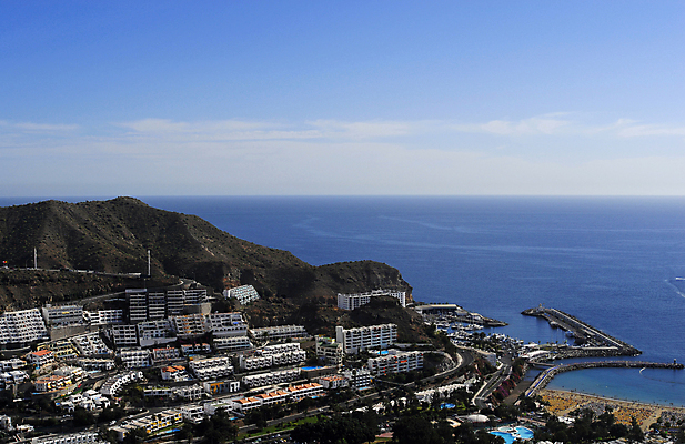 포토 JPG 해외이미지 여행 하늘 호텔 바람 휴가 주택 파노라마 사람없음 야외 건물 가로 물 파란색 햇빛 태양 도시 스페인 정상 해외포토 자연요소 건축물 유럽 컬러 숙소 날씨 촬영기법 파일형식 이미지허브