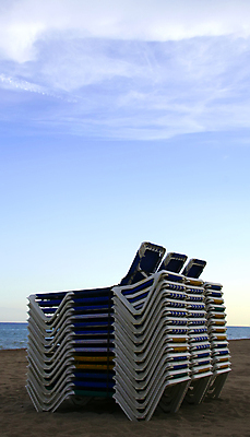 포토 JPG 해외이미지 모래 바다 여행 의자 하늘 휴가 잔디 사람없음 빨간색 쌓기 휴게실 휴양지 흙더미 막 해외포토 식물 컬러 가구 모션 흙 장소 파일형식 더미 이미지허브