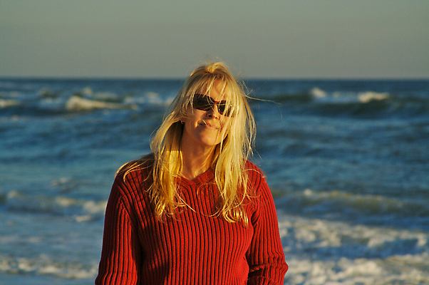 포토 JPG 해외이미지 여자 파도 바다 여행 생각 겨울 자연 리조트 휴가 휴식 한명 미소 물 금발 선글라스 뷰티 걷기 일출 침묵 일몰 산책 전원 서핑 고독 스웨터 명상 단절 수평선 해외포토 자연요소 1 헤어스타일 계절 감정 안경 컨셉 상의 모션 표정 사람 노을 소리 수상스포츠 전기에너지 생태계 파일형식 이미지허브