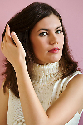 포토 JPG 해외이미지 손 여자 분홍색 한명 사람 성인 세로 머리 흰색 화려 입술 만족 팔 해외포토 1 감정 컬러 컨셉 신체부위 파일형식 이미지허브