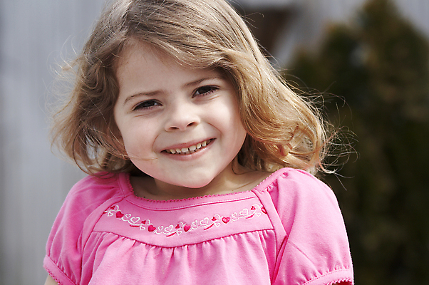 포토 JPG 해외이미지 백인 모델 여자 딸 행복 감정 얼굴 어린이 포즈 장난 놀이 한명 미소 웃음 사람 야외 금발 뷰티 기쁨 표현 달콤 작음 부드러움 결백 돌봄 해외포토 서양인 1 헤어스타일 가족 모션 표정 신체부위 감각 맛 크기 파일형식 이미지허브