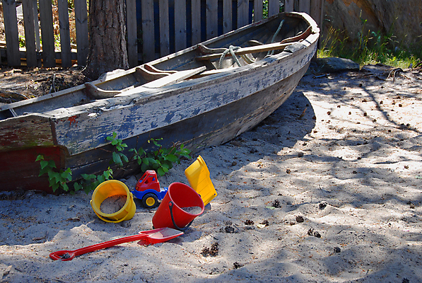 포토 JPG 해외이미지 공원 어린이 모래 놀이 노르웨이 사람없음 야외 목재 빨간색 컬러풀 장난감 노란색 보트 놀이터 플라스틱 해외포토 나무 공공시설 유럽 컬러 배_교통 재료 재질 사람 파일형식 이미지허브